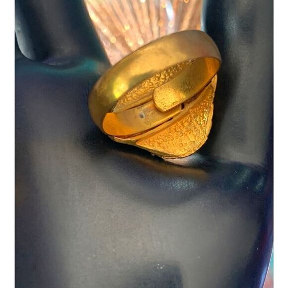 Vintage Gray Oval cabochon set in Hammered Gold Statement ring, Unmarked - Picture 3 of 4